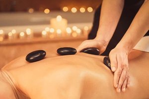 Massage aux pierres chaudes dans un Institut PennThai Therapy